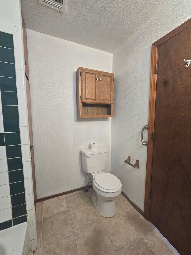 Photo - 3 Bed 2 Bath at Shawnee