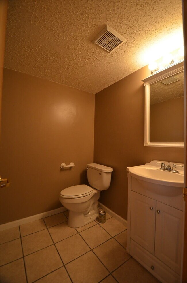 Photo - On Bus Route! 2bed/2.5 Bath, Sunny Town House! Fresh paint!