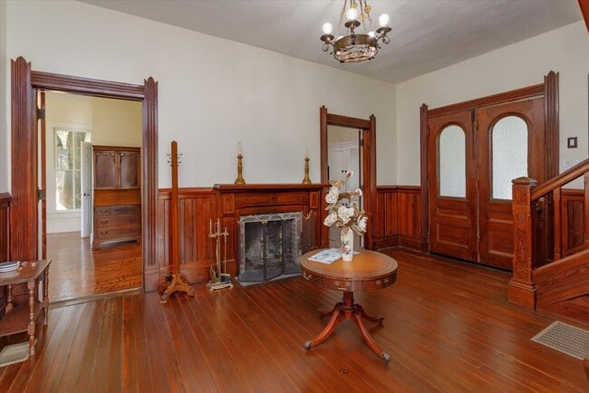 Photo - Mid term historic furnished rental