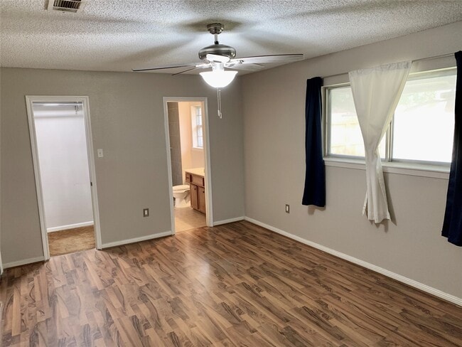 Building Photo - 9914 El Chaco Dr