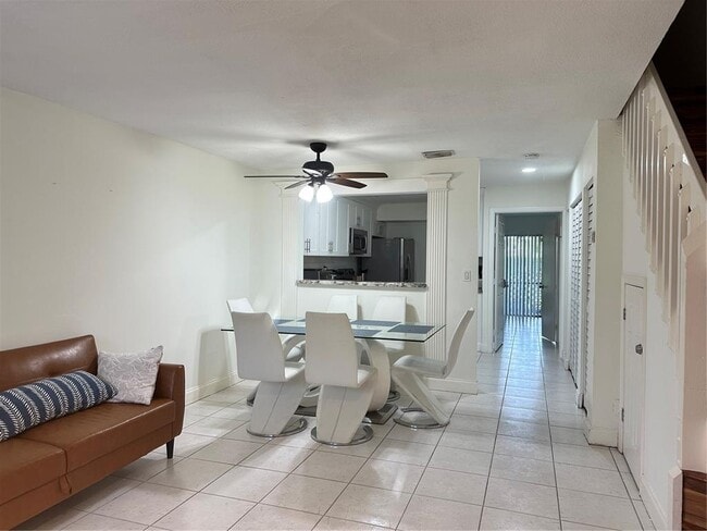 Building Photo - 9865 Riverside Dr Rental