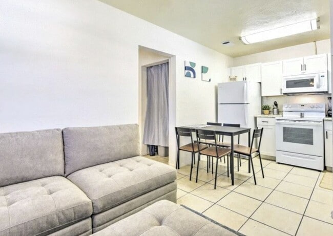 Photo - 2/1 unfurnished duplex in convenient location and fenced yard- pet friendly!