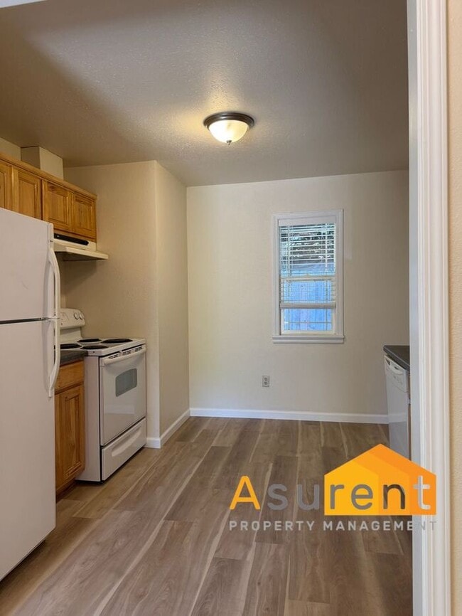 Refreshed 2-bedroom, 1-bath Duplex Unit in Grants Pass Available Now!
