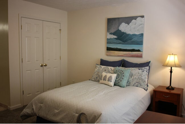 Photo - University Pointe Apartments - Utilities Incl