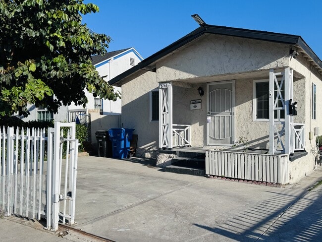 Building Photo - 856 W 73rd St Unit 3Bd 2Bth
