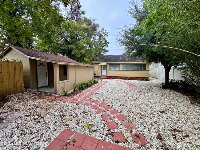 Building Photo - 1631 Thacker Ave Unit B