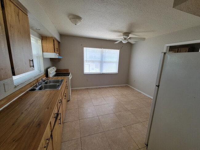 Photo - 1042 Oak St