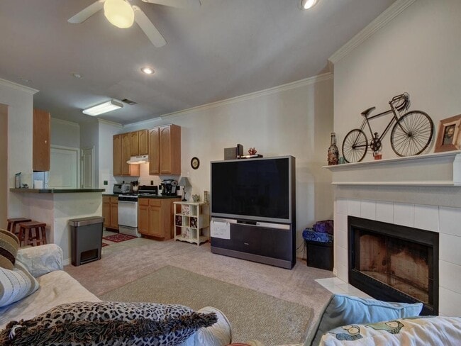 Photo - 609 E 49th St Unit B