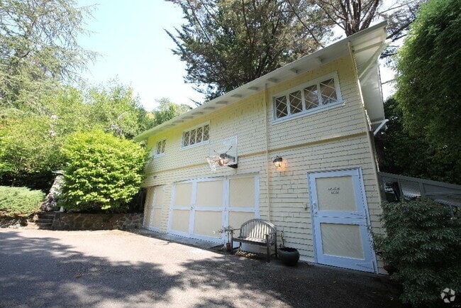 Building Photo - 1 Throckmorton Ln Rental