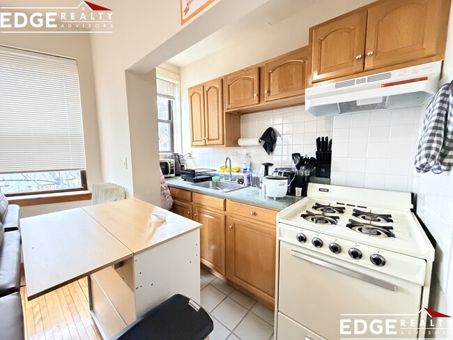 Building Photo - 160 Strathmore Rd Unit 1