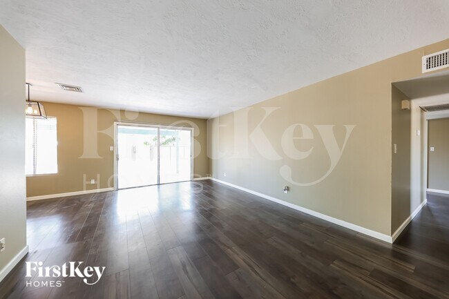 Photo - 2915 W Danbury Dr