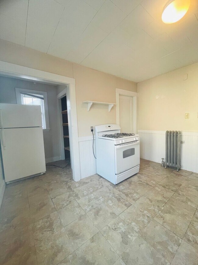 Building Photo - 16 Templeton Pkwy Unit 2