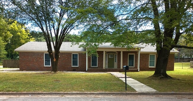 Building Photo - 4 Bedroom 3 Bath Coming Available!!