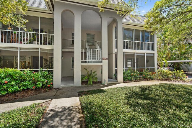 Photo - Beautifully updated 2 bed/2 bath located c... Unidad #7S