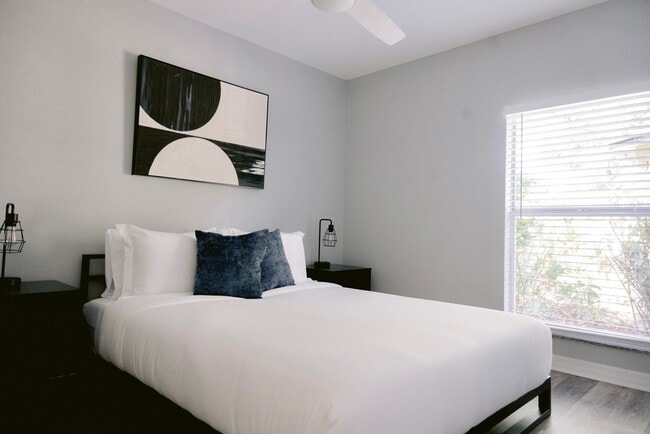 Building Photo - 2616 S Crystal Lake Dr