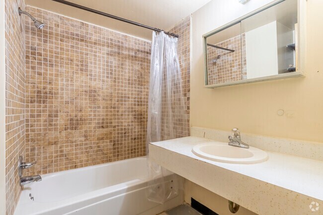 1BR, 1BA - 650SF - Furnished - Bathroom