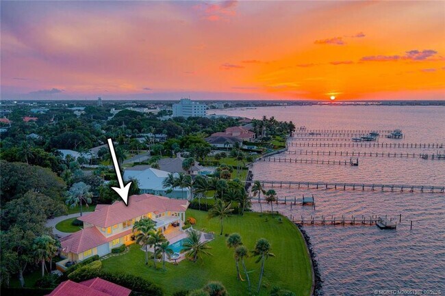 Photo - 901 SE Riverside Dr