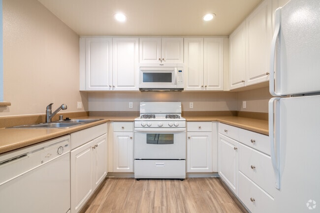 2BR, 2BA - 1112SF - KITCHEN