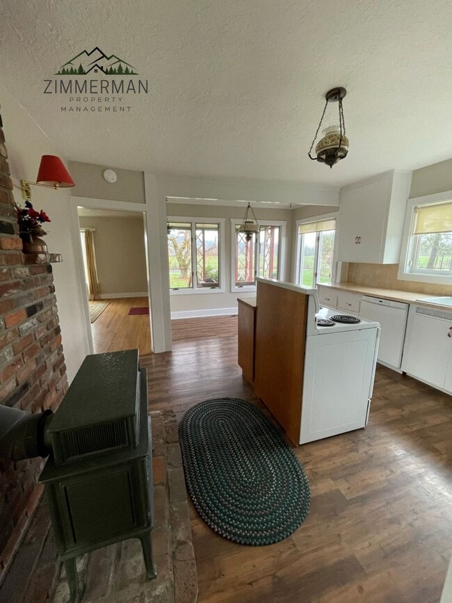 Photo - Adorable Updated Farmhouse in Creswell, OR