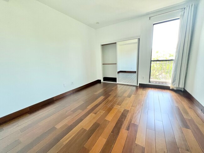 Photo - 8813 Burton Way Unidad 308