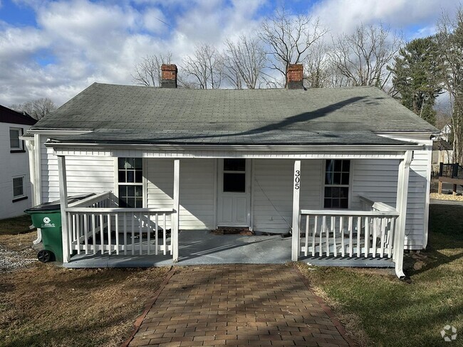 Building Photo - 2 Bedroom Home Near Downtown