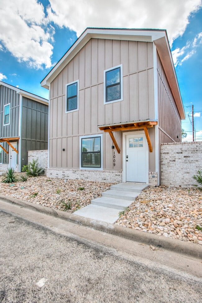 Photo - 1009 Holiday Dr