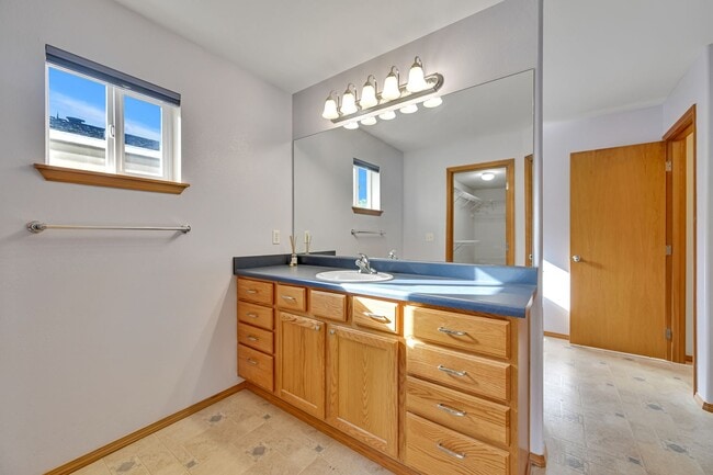 Photo - 4 BED & 2.5 SINGLE FAMILY HOUSE FOR RENT