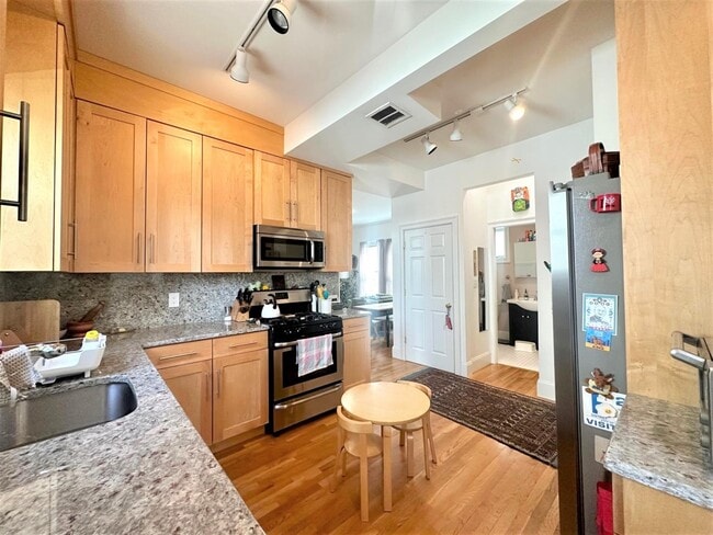 Building Photo - 20 Concord Ave Unit 2