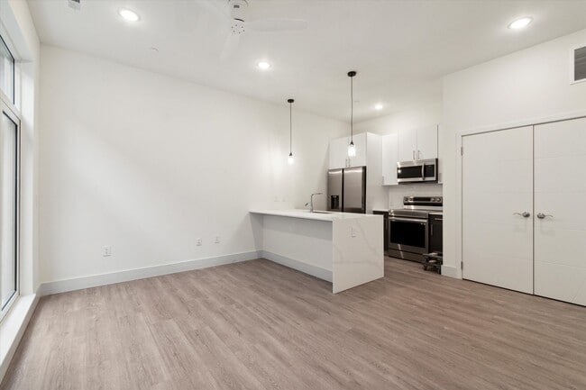 Building Photo - 1221 E Fletcher St Unit 106
