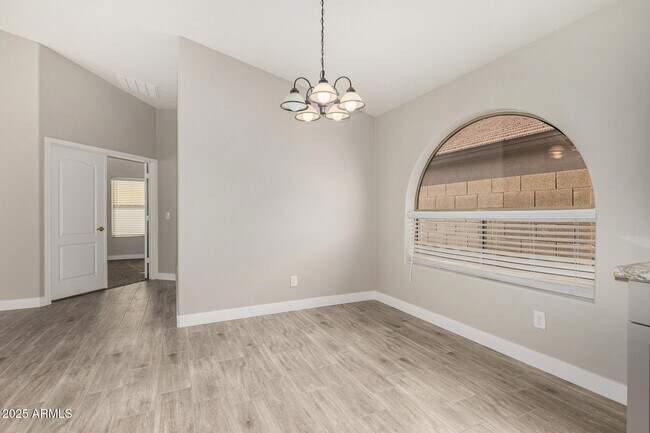 Photo - 911 E Lovegrass Dr