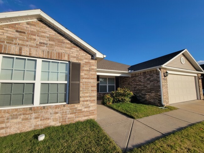 Photo - 905 SW Loudon Dr