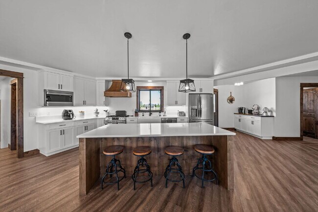 Photo - Luxury Home for Rent – Expansive Acreage, ...