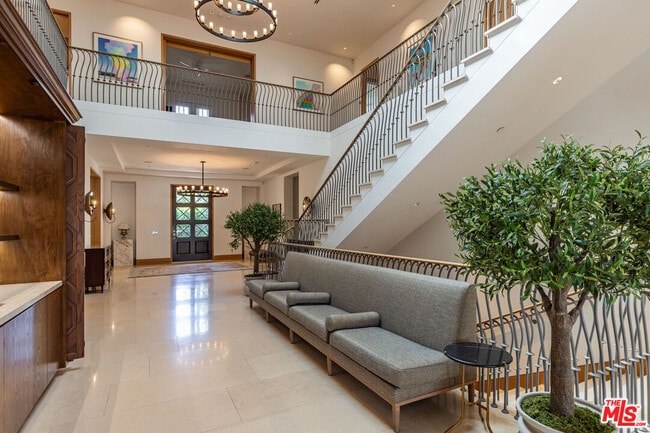 618 N Beverly Dr