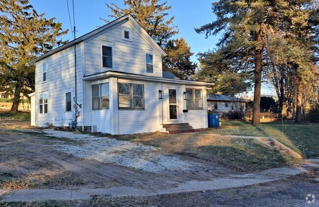 Building Photo - 1021 Bluff St Rental