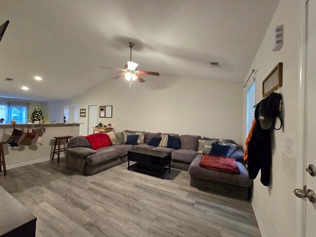 Photo - 437 Conifer St