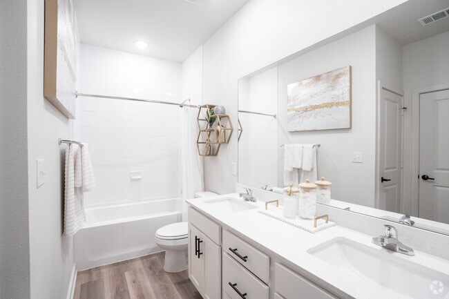 1BR, 2BA - 820SF - Restroom