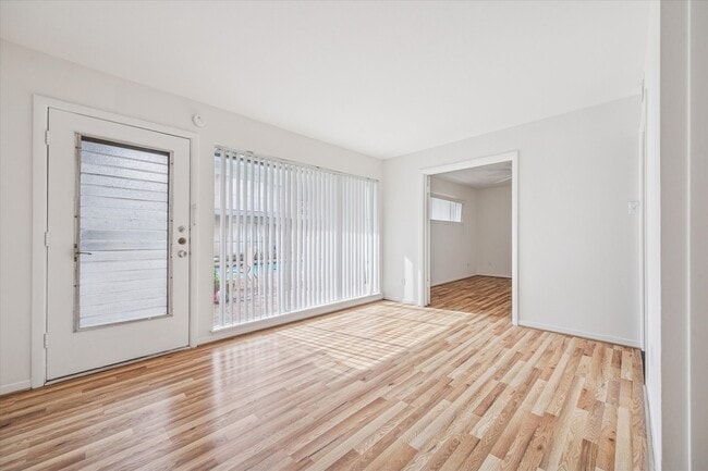 Building Photo - 3703 Roseland St Unit 10