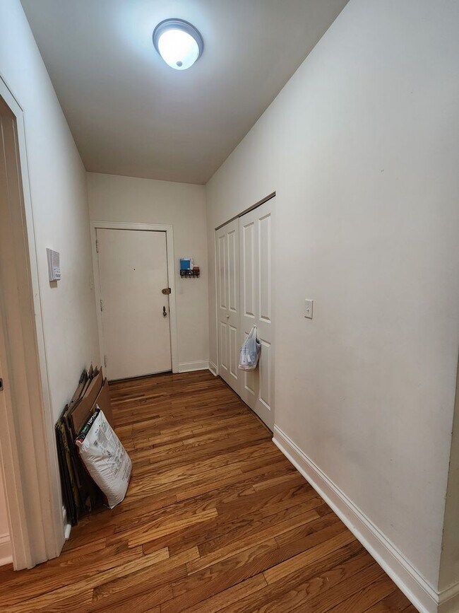 Photo - Large 2-bed/2-bath Apartment With Updated Kitchen and Large Living Room Unit 3403B-1
