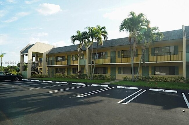 Building Photo - 1825 Meadows Cir W Unit 1825