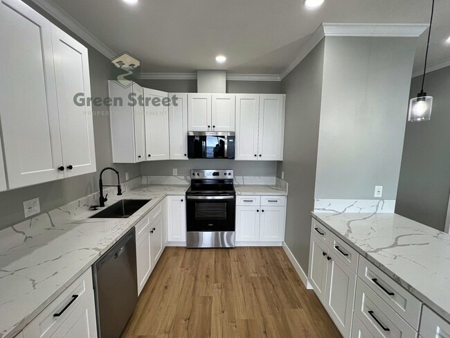 Photo - 2410 Albatross St