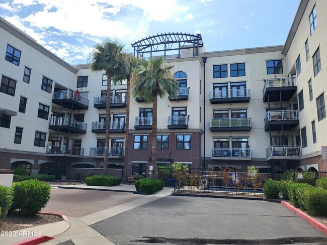 Building Photo - 914 E Osborn Rd