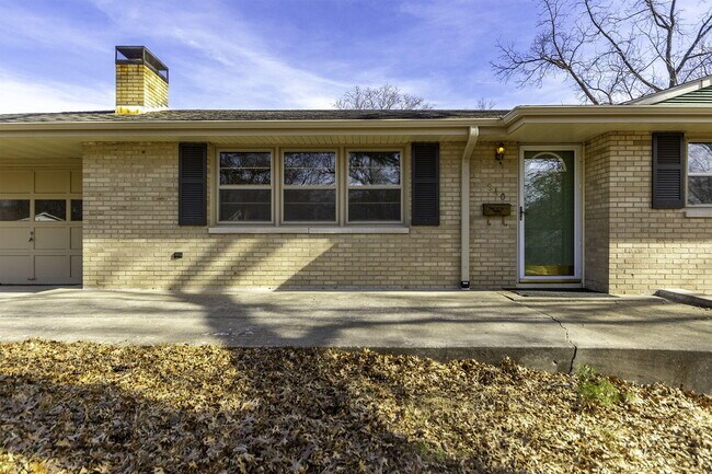 Photo - 340 Crown Point