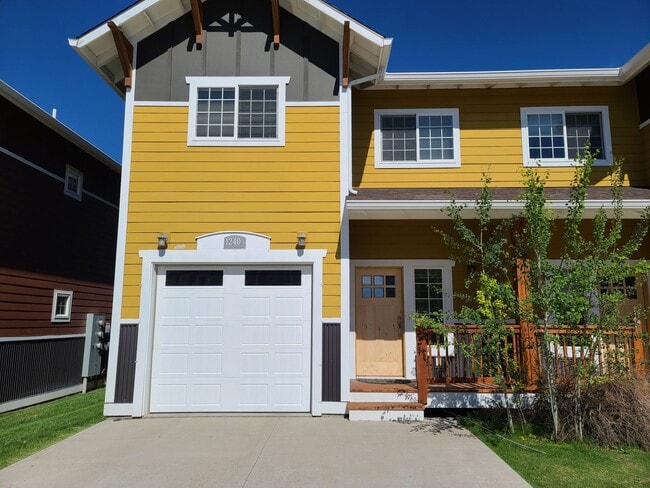 Beautiful 3 Bed 2.5 Bath Town house with A... - Beautiful 3 Bed 2.5 Bath Town house with A...
