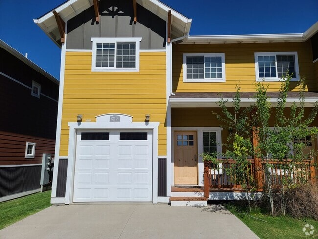 Building Photo - Beautiful 3 Bed 2.5 Bath Town house with A...