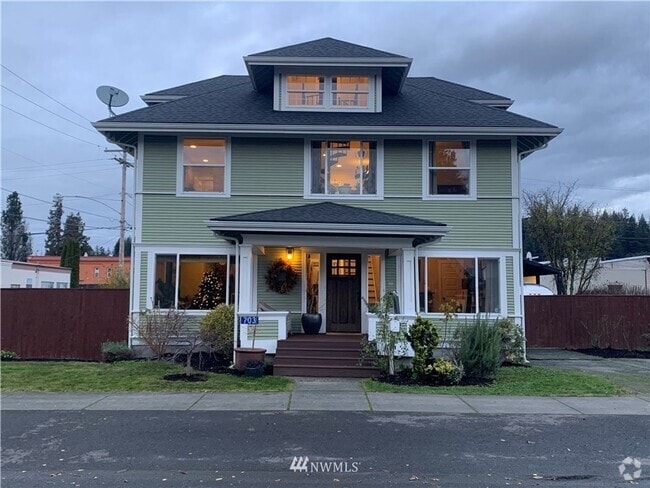 Building Photo - Spacious 5 Bedroom Home in Burlington - Av...