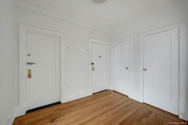 Photo - 840 Bronx River Rd