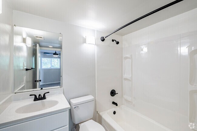 2BR, 2BA - 850SF - Primary Bathroom