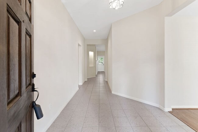 Photo - 14 N Queenscliff Cir