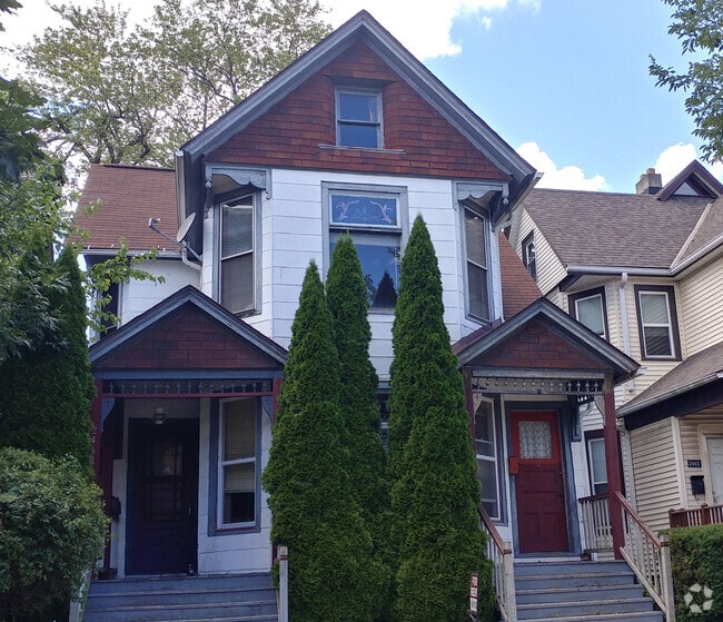 Building Photo - 2461 N Oakland Ave Unit 2461Lower Rental
