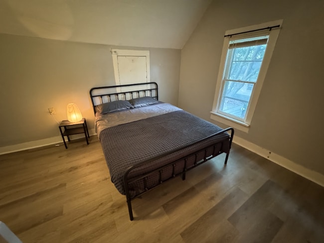 Photo - 405 Carrier St NE